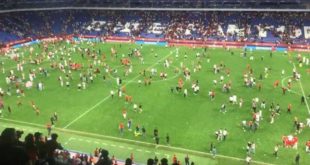 الجماهير تقتحم ملعب “كورنيا إلبرات” بعد نهاية مباراة المنتخب الوطني  والشيلي + فيديو